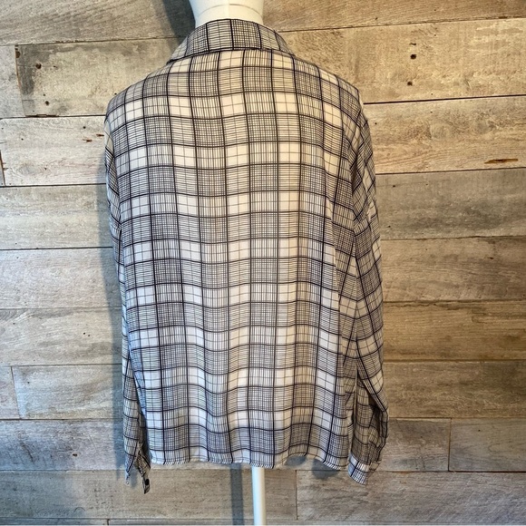🛍️3/$30 Forever 21 women’s‎ plaid button up shirt  in size medium - Picture 3 of 5